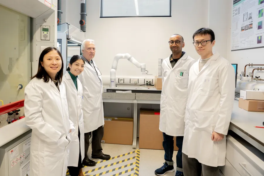 The Sun lab members, fittingly pictured in the lab.